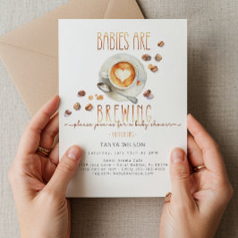 Spädbarn håller på att blåsa två barnskor för kaff inbjudningar