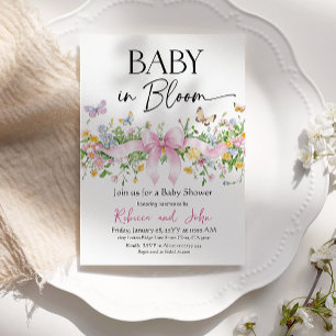 Spädbarn i blommande blomsterbukett för baby showe inbjudningar