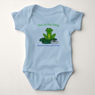 Spädbarnsfrosk på en näckrosblad blå bodysuit t shirt