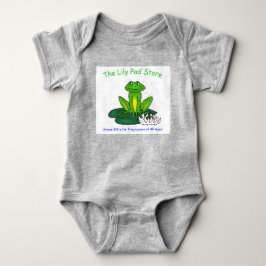 Spädbarnsfrosk på en näckrosblad grå bodysuit t shirt