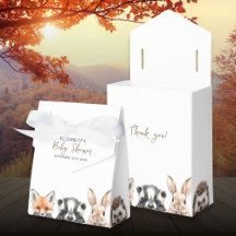 Spädbarnshusare för kute och vänner på skogsområde