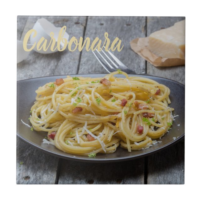 Spaghetti Carbonara Pasta med Bacon och Parmesan Kakelplatta (Framsidan)