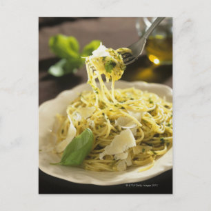 Spaghetti med basilika och parmesan på platta, vykort