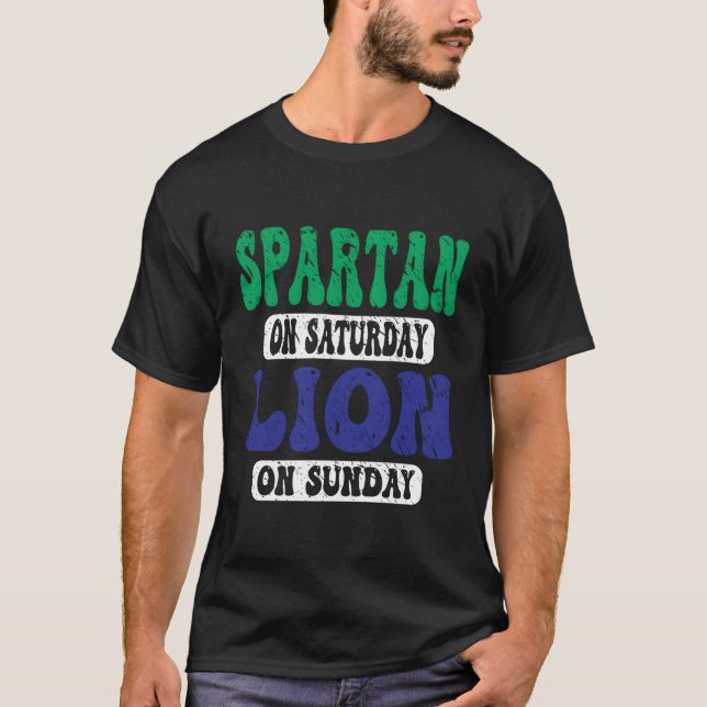Span på lördag Lejon på Söndag Motivering T Shirt (Framsida)