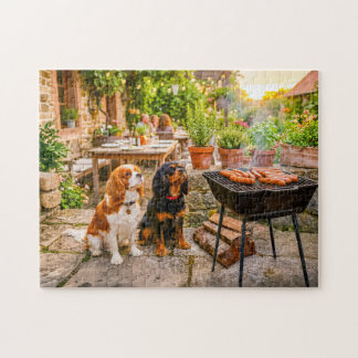 Spanielduo som tittar på uterestaurangens grillkor pussel