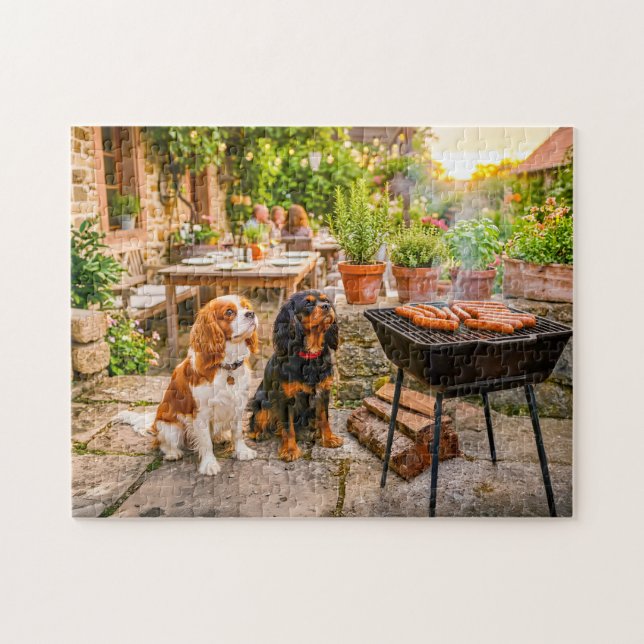 Spanielduo som tittar på uterestaurangens grillkor pussel (Horisontell)
