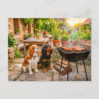 Spanielduo som tittar på uterum bbq-korvar vykort