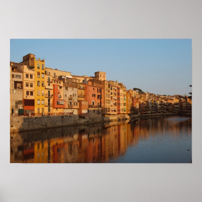 Spanien. Katalonien. Gerona. Bostäder på Onyar Poster (Framsidan)