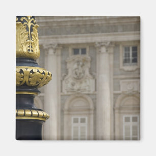Spanien, Madrid. Kungliga palatset, utsmyckad förg Magnet