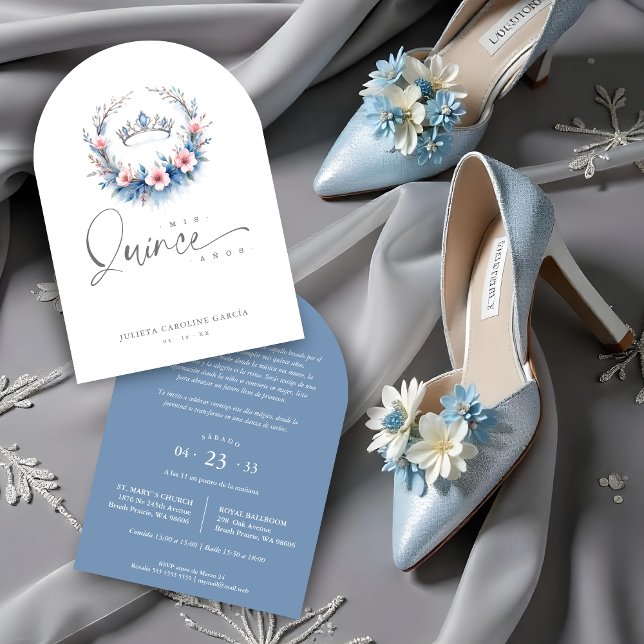 Spanish Romantic Blue Floral Quinceañera Tiara Inbjudningar (Spanish Romantic Blue Floral Quinceañera Invitations Cards with Tiara Design & Modern Arch Border.)