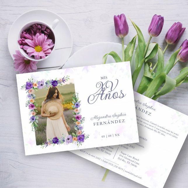 Spanish Sweet Floral Charm Lilac Shades Photo XV Inbjudningar (Spanish Sweet Floral Charm Lilac Shades Photo Quiceañera Invitation with Envelope. )