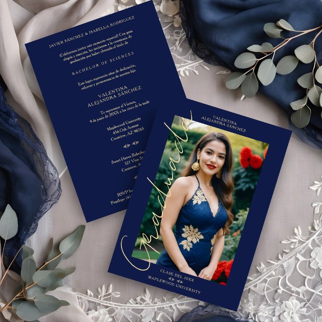 Spanska flottan Trendig Foto Manus Typografi Grad Inbjudningar (Spanish Navy Blue and White Trendy Photo Whimsical Script Typography Graduation Invitation Card. )
