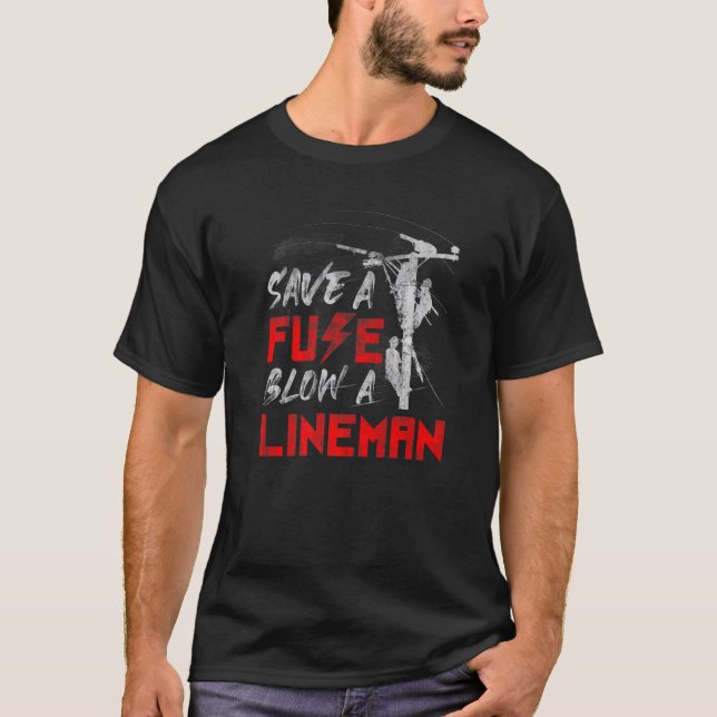 Spara A Fuse Blow A Lineman Safety Awareness T Shirt (Framsida)