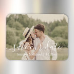 spara chicen med vit handskrift bröllop-foto magnet<br><div class="desc">spara vårt datum, modern landsbyggsbröllop för skript,  fotomagnet, anpassningsbar</div>