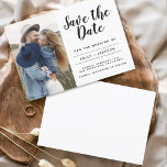 Spara datum-Eleganten - minimalistiskt enkelt foto Spara Datumet<br><div class="desc">Minimalistiskt foto med modern och Elegant sparar Bröllop-vykortet. Datuminbjudan innehåller en modern handskriven skripttypografi med en chic och enkel design som du kan lägga till ditt anpassade förlovning-fotografi bild till.</div>