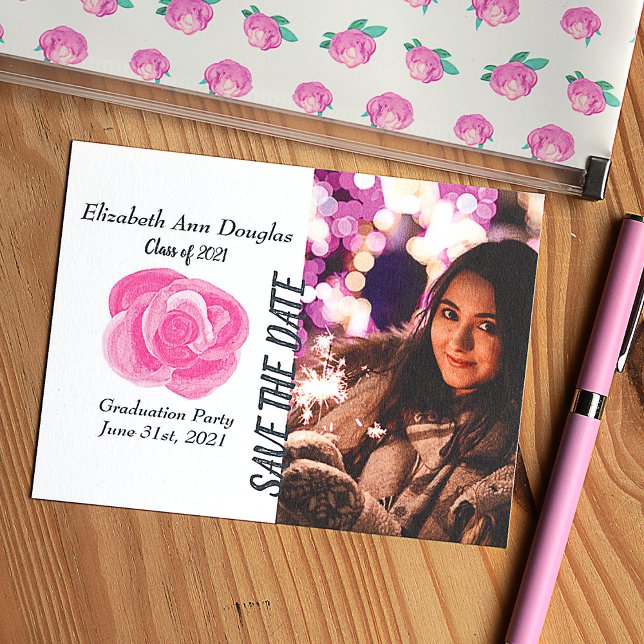 Spara datum för det botaniska Rosa ros Studenten Rådkort (Pink rose save the date card for graduation party or any other occasion. Big pink rose invitation)
