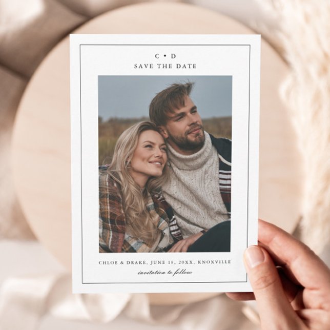 Spara datum för enkelt Bröllop-foto för budget (Simple monogram budget wedding photo save the date announcement card with QR code.)