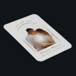 Spara datum för foto för Ram-fotot i guld Magnet<br><div class="desc">Utformningen har en fantastisk gyllene ram för din bästa Spara Vårt foto,  med ett tunt kalligrafiskt skript,  mot en bröllop-gräddbakgrund i färg.  Anpassa enkelt med namn,  datum och valfritt val.  Perfekt för ett modernt bröllop-tema under vilken säsong som helst.</div>