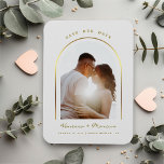 Spara datum för foto för Ram-fotot i guld Magnet<br><div class="desc">Utformningen har en fantastisk gyllene ram för din bästa Spara Vårt foto,  med ett tunt kalligrafiskt skript,  mot en bröllop-gräddbakgrund i färg.  Anpassa enkelt med namn,  datum och valfritt val.  Perfekt för ett modernt bröllop-tema under vilken säsong som helst.</div>