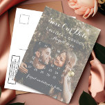 Spara datum för fotokalender för guld Pumpkin Meddelande Vykort<br><div class="desc">Den här eleganten, det minimalistiska och moderna fotokortet bröllop spara datum är perfekt för contemporaryn par. Den har söt och chic kursiv vit typografi med en kalender ovanpå en romantisk bild av det vackra paret. Den innehåller också en faux-tryckt rosa guld-pumpa som belyser ditt specifika datum. Klicka bara på "detaljer"...</div>