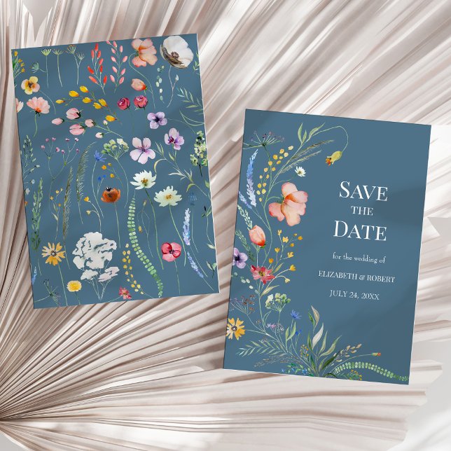 Spara datum för mjuka blå Boho Wildblommor Inbjudningar (Soft Blue Boho Wildflowers Save The Date Invitation on a sunny neutral dry palm leaf.)