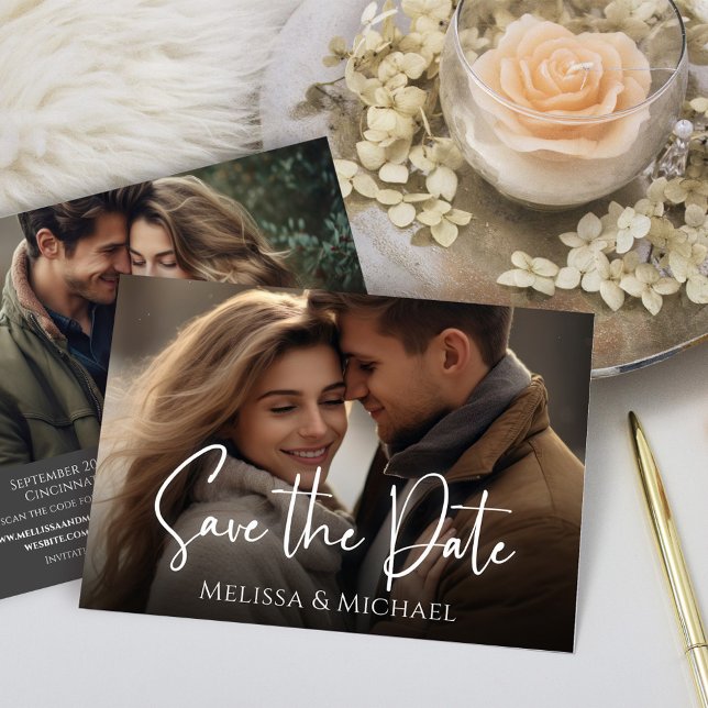 Spara datum Foto Bröllopsscript Datumet (Wedding save the date photo card with QR code and a two photo template. )