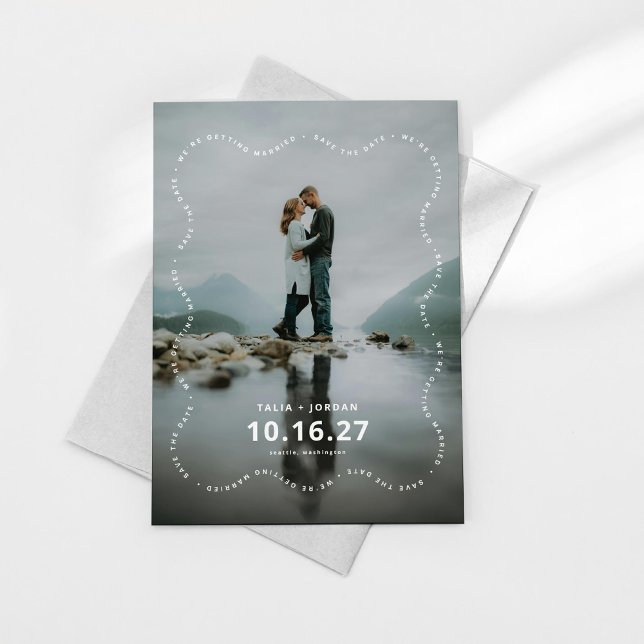 Spara datum-kort Modern vågig kant Datumet (wavy save the date, modern save the date card design shown with gray envelope on a white background
)
