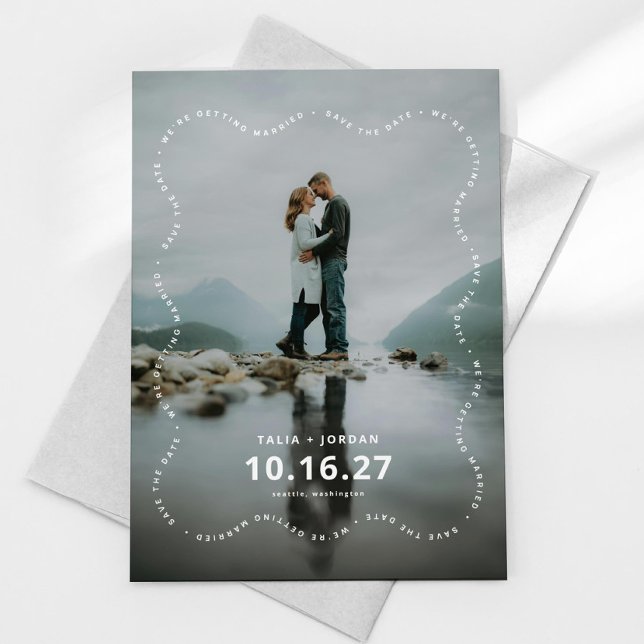 Spara datum-kort Modern vågig kant Datumet (wavy save the date, modern save the date card design shown with gray envelope on a white background
)