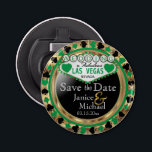 Spara datum Las Vegas Stil - Grönt Flasköppnare<br><div class="desc">Gifta sig du snart? En roligt och ett unikt sätt att tillkännage era bröllop-planer. Spara datum för redot som öppnar Bröllop i Flaska för att du ska kunna anpassa dig. Med ord "Save the Date" i Las Vegas Stil i faux metallic guld, grönt och svart design. 📌 Om du behöver...</div>