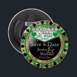 Spara datum Las Vegas Stil - Grönt Flasköppnare<br><div class="desc">Gifta sig du snart? En roligt och ett unikt sätt att tillkännage era bröllop-planer. Spara datum för redot som öppnar Bröllop i Flaska för att du ska kunna anpassa dig. Med ord "Save the Date" i Las Vegas Stil i faux metallic guld, grönt och svart design. 📌 Om du behöver...</div>