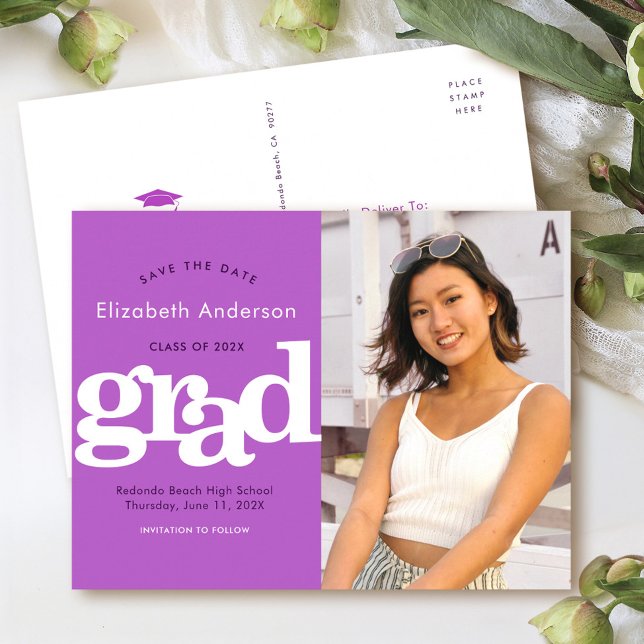 Spara datum lila studenten fotofet typografi med f inbjudan vykort (Skapare uppladdad)