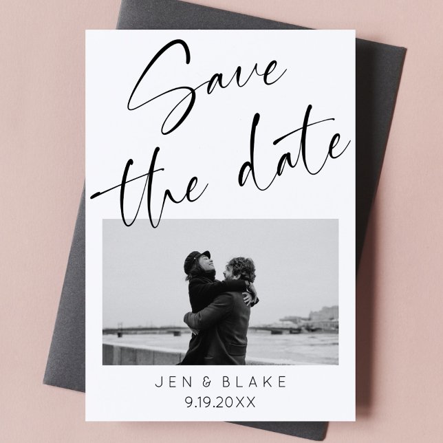 Spara datum med minimalistiskt skript, svart och v inbjudningar (minimalist modern black and white script cursive save the date with photo)
