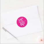 SPARA DATUM modern kalligrafi skrift het rosa Runt Klistermärke<br><div class="desc">av kat massard >>> https://linktr.ee/simplysweetpaperie <<< A modern design featuring hand lettered, brushed type for your SAVE THE DATE ANNOUNCEMENT. Setup as a template it is simple for you to personalize it - make it yours! >>> TIPS - Klicka bara på "Anpassa" knappen och lägg till/ändra texten, typsnitten, färgerna eller...</div>