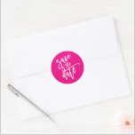 SPARA DATUM modern kalligrafi skrift het rosa Runt Klistermärke<br><div class="desc">av kat massard >>> https://linktr.ee/simplysweetpaperie <<< A modern design featuring hand lettered, brushed type for your SAVE THE DATE ANNOUNCEMENT. Setup as a template it is simple for you to personalize it - make it yours! >>> TIPS - Klicka bara på "Anpassa" knappen och lägg till/ändra texten, typsnitten, färgerna eller...</div>