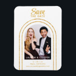 Spara datum, svart Guld-Snyggt, modern Bröllop Magnet<br><div class="desc">Spara Snyggten Date Black Guld Script Modern Bröllop Magnets innehåller ditt favoritfoto i en gyllene båge på en vit bakgrund. Anpassa texten genom att redigera texten i de angivna textrutorna. Designad för dig ©Evco Studio www.zazzle.com/store/evcostudio</div>
