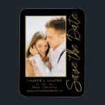 Spara datum, svart Guld-Snyggt, modern Bröllop Magnet<br><div class="desc">Spara Snyggten Date Black Guld Script Modern Bröllop Magnets har en svart bakgrund med anpassningsbarnas foto. Anpassa texten genom att redigera texten i de angivna textrutorna. Designad för dig ©Evco Studio www.zazzle.com/store/evcostudio</div>