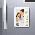 Spara datum, svart Guld-Snyggt, modern Bröllop Magnet<br><div class="desc">Spara Snyggten Date Black Guld Script Modern Bröllop Magnets har en svart bakgrund med anpassningsbarnas foto. Anpassa texten genom att redigera texten i de angivna textrutorna och lägga till webbadressen för anpassningsbarna QR-kod. Designad för dig ©Evco Studio www.zazzle.com/store/evcostudio</div>