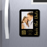 Spara datum, svart Guld-Snyggt, modern Bröllop Magnet<br><div class="desc">Spara Snyggten Date Black Guld Script Modern Bröllop Magnets har en svart bakgrund med anpassningsbarnas foto. Anpassa texten genom att redigera texten i de angivna textrutorna och lägga till webbadressen för anpassningsbarna QR-kod. Designad för dig ©Evco Studio www.zazzle.com/store/evcostudio</div>