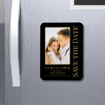 Spara datum, svart Guld-Snyggt, modern Bröllop Magnet<br><div class="desc">Spara Snyggten Date Black Guld Script Modern Bröllop Magnet har en svart bakgrund med anpassningsbarnas foto. Anpassa texten genom att redigera texten i de angivna textrutorna. Designad för dig ©Evco Studio www.zazzle.com/store/evcostudio</div>