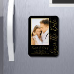 Spara datum, svart Guld-Snyggt, modern Bröllop Magnet<br><div class="desc">Spara Snyggten Date Black Guld Script Modern Bröllop Magnets har en svart bakgrund med anpassningsbarnas foto. Anpassa texten genom att redigera texten i de angivna textrutorna. Designad för dig ©Evco Studio www.zazzle.com/store/evcostudio</div>