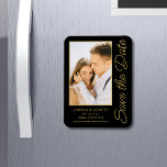 Spara datum, svart Guld-Snyggt, modern Bröllop Magnet<br><div class="desc">Spara Snyggten Date Black Guld Script Modern Bröllopskort har en svart bakgrund med anpassningsbarna. Anpassa texten genom att redigera texten i de angivna textrutorna. Designad för dig ©Evco Studio www.zazzle.com/store/evcostudio</div>
