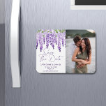 Spara datum vattenfärgen Wisteria Bröllop i fotot Magnet<br><div class="desc">Fotospara Datumfärgerna Watercolor Wisteria Bröllop spara datum Magnets har vattenfärgsblommor i mjuk lilak,  lavender och lila med grönt mot en vit bakgrund med Spara datuminformationen nedan med en anpassningsbar QR-kod. Anpassa genom att redigera texten i de angivna textrutorna och ditt favoritfoto. Designad för dig ©Evco Studio www.zazzle.com/store/evcostudio</div>