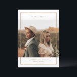 Spara datum vigselkort med foto i guldram datumet<br><div class="desc">Meddela din kommande bröllop till familj och vänner med vårt spara datum bröllopsmeddelande fotokort med rolig handskriven text och elegant blomstermönster.</div>