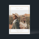Spara datum vigselkort med foto i guldram datumet<br><div class="desc">Meddela din kommande bröllop till familj och vänner med vårt spara datum bröllopsmeddelande fotokort med rolig handskriven text och elegant blomstermönster.</div>