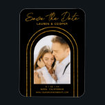 Spara datum Vit Guld Snyggt Art Deco Bröllop Magnet<br><div class="desc">Spara Snyggten Date Black Guld Script Art Deco Bröllop Magnets innehåller ditt favoritfoto i en gyllene båge på en svart bakgrund. Anpassa texten genom att redigera texten i de angivna textrutorna. Designad för dig ©Evco Studio www.zazzle.com/store/evcostudio</div>