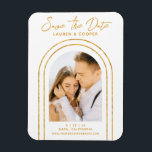 Spara datum Vit Guld Snyggt Art Deco Bröllop Magnet<br><div class="desc">Spara Datumvitskript i Snyggten Guld Art Deco Bröllop Magnet har ditt favoritfoto i en gyllene båge på en vit bakgrund. Anpassa texten genom att redigera texten i de angivna textrutorna. Designad för dig ©Evco Studio www.zazzle.com/store/evcostudio</div>