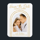 Spara datum Vit Guld Snyggt Art Deco Bröllop Magnet<br><div class="desc">Spara Snyggten Date White Guld Script Art Deco Bröllop Magnets innehåller ditt favoritfoto i en gyllene båge på en vit bakgrund. Anpassa texten genom att redigera texten i de angivna textrutorna. Designad för dig ©Evco Studio www.zazzle.com/store/evcostudio</div>