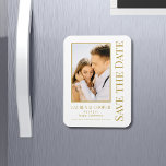 Spara datum Vit Guld Snyggt Modern Bröllop Magnet<br><div class="desc">Spara Snyggten Date White Guld Script Modern Bröllop Magnet har en vit bakgrund med anpassningsbarnas foto. Anpassa texten genom att redigera texten i de angivna textrutorna. Designad för dig ©Evco Studio www.zazzle.com/store/evcostudio</div>
