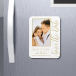 Spara datum Vit Guld Snyggt Modern Bröllop Magnet<br><div class="desc">Spara Snyggten Date White Guld Script Modern Bröllop Magnets har en vit bakgrund med anpassningsbarnas foto. Anpassa texten genom att redigera texten i de angivna textrutorna. Designad för dig ©Evco Studio www.zazzle.com/store/evcostudio</div>
