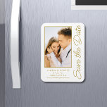 Spara datum Vit Guld Snyggt Modern Bröllop Magnet<br><div class="desc">Spara Snyggten Date White Guld Script Modern Bröllopskort har en vit bakgrund med anpassningsbarnas foto. Anpassa texten genom att redigera texten i de angivna textrutorna. Designad för dig ©Evco Studio www.zazzle.com/store/evcostudio</div>